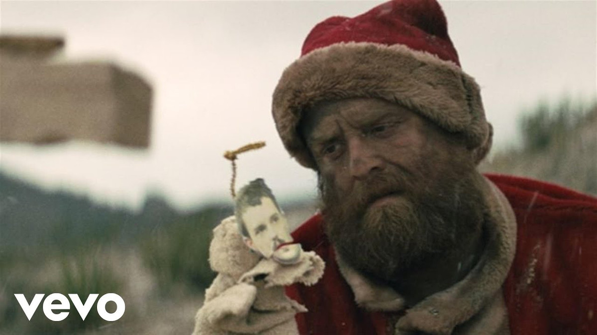 Don’t Shoot Me Santa của The Killers: Bài hát khiến người nghe thắc mắc “Họ đã dùng loại thuốc gì khi thu âm bài hát này?”. Trong MV, một Ông già Noel độc ác bắt giữ Flowers làm con tin trong sa mạc trong khi vui vẻ đào mộ cho anh ta. Lời bài hát có đoạn đối đáp như sau: “Đừng bắn tôi, Ông già Noel, tôi đã là một cậu bé sống trong sạch, tôi hứa với bạn”. Santa: “Bữa tiệc đã kết thúc, nhóc ạ, vì tôi có một viên đạn trong súng”.