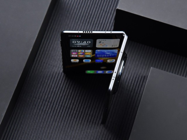 Cả hai màn hình của Magic V3 đều sử dụng tấm nền LTPO OLED với tần số quét 120Hz và độ sáng tối đa 5.000 nits. Màn hình chính có kích thước 7,92 inch, màn hình phụ 6,43 inch, được bảo vệ bởi kính NanoCrystal Shield và đạt chuẩn kháng nước IPX8. Máy được trang bị bản lề thép siêu bền, đã vượt qua thử nghiệm gập mở hơn 500.000 lần. Ảnh: Honor