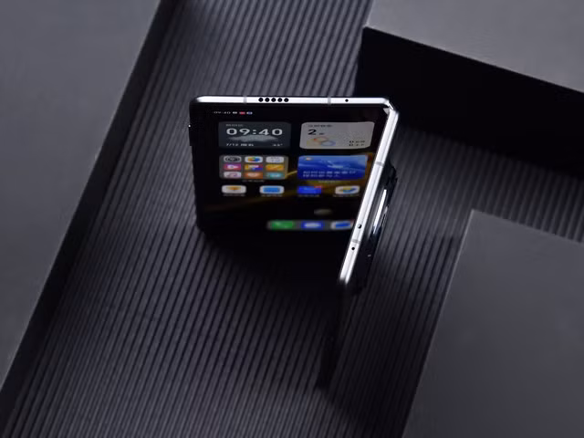 Cả hai màn hình của Magic V3 đều sử dụng tấm nền LTPO OLED với tần số quét 120Hz và độ sáng tối đa 5.000 nits. Màn hình chính có kích thước 7,92 inch, màn hình phụ 6,43 inch, được bảo vệ bởi kính NanoCrystal Shield và đạt chuẩn kháng nước IPX8. Máy được trang bị bản lề thép siêu bền, đã vượt qua thử nghiệm gập mở hơn 500.000 lần. Ảnh: Honor