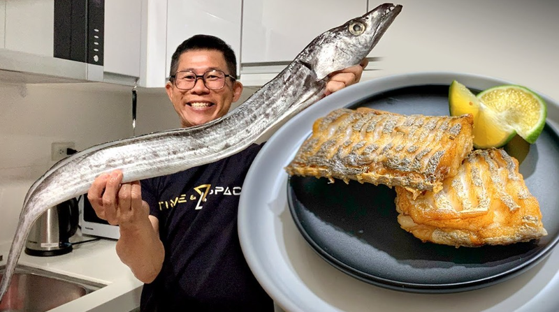 Dù có bảng thành phần dưỡng chất dồi dào, nhưng giá bán của cá hố không quá đắt đỏ. Nếu thu mua tại biển, cá hố loại lớn có giá khoảng 60.000 đồng/kg. Tại thành phố Hồ Chí Minh, giá cá hố tươi dao động trên dưới 200.000 đồng/kg.