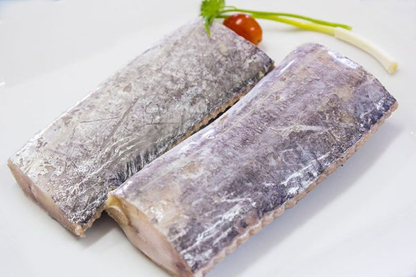 Bên cạnh đó, cá hố gây ấn tượng khi có vị ngọt, bùi lại không có xương dăm. Trong cá hố có nhiều thành phần dinh dưỡng có thể kể đến như: DHA, protein, axit béo và một số vitamin gồm vitamin A, vitamin E và nhiều khoáng chất khác. Nhờ đó, khi tiêu thụ cá hố với chế độ hợp lý, người ăn sẽ có thể tăng cường sức khỏe, trí não cũng như hỗ trợ giảm cân, chống lão hóa và tăng cường thị lực.