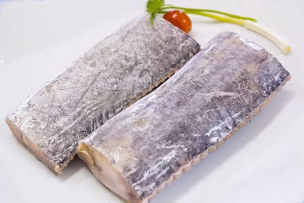 Bên cạnh đó, cá hố gây ấn tượng khi có vị ngọt, bùi lại không có xương dăm. Trong cá hố có nhiều thành phần dinh dưỡng có thể kể đến như: DHA, protein, axit béo và một số vitamin gồm vitamin A, vitamin E và nhiều khoáng chất khác. Nhờ đó, khi tiêu thụ cá hố với chế độ hợp lý, người ăn sẽ có thể tăng cường sức khỏe, trí não cũng như hỗ trợ giảm cân, chống lão hóa và tăng cường thị lực.