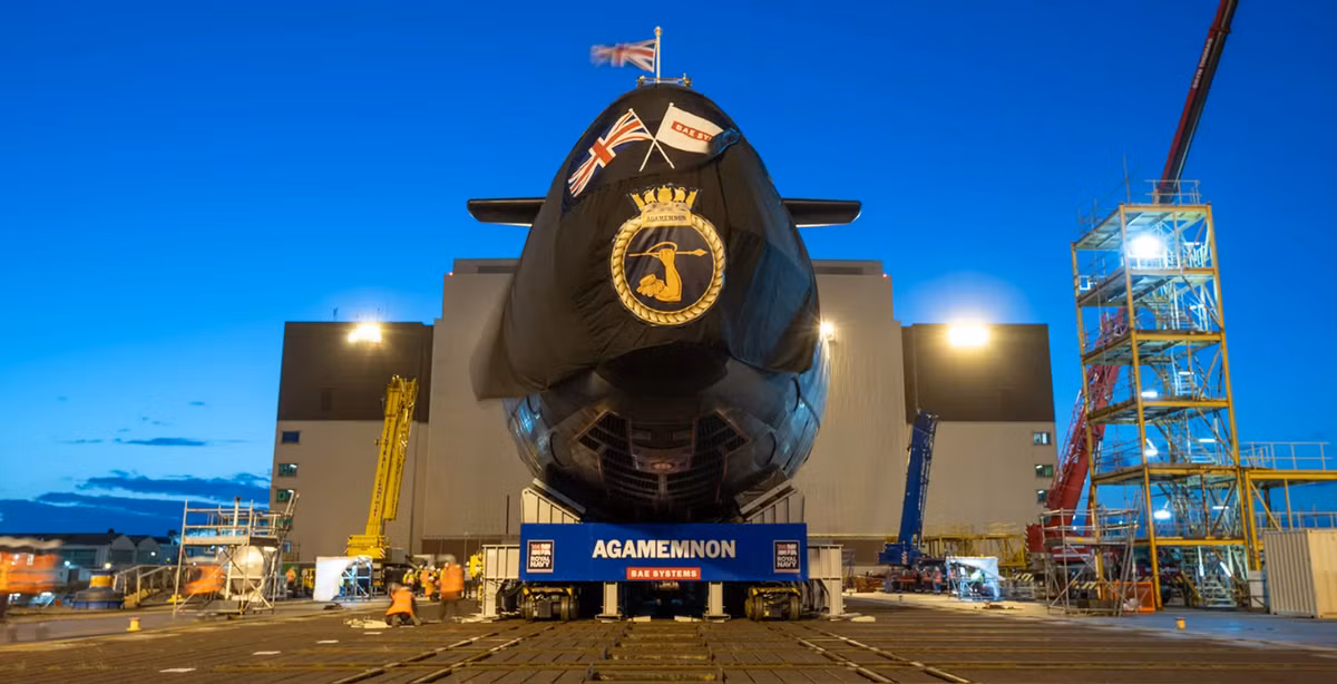  Hải quân Hoàng gia Anh sở hữu 10 chiếc tàu ngầm và xếp thứ 9 trong danh sách. Vốn là một cường quốc hải quân, Vương quốc Anh dần đánh mất vị thế và chỉ thực sự quan tâm tăng cường năng lực tàu ngầm với các chương trình đóng mới các tàu ngầm lớp Astute. Tất cả 10 tàu ngầm tại biên của Anh đều là tàu ngầm hạt nhân, trong đó có 4 tàu mang theo tên lửa đạn đạo hạt nhân. Ảnh: Lemo's Book. 