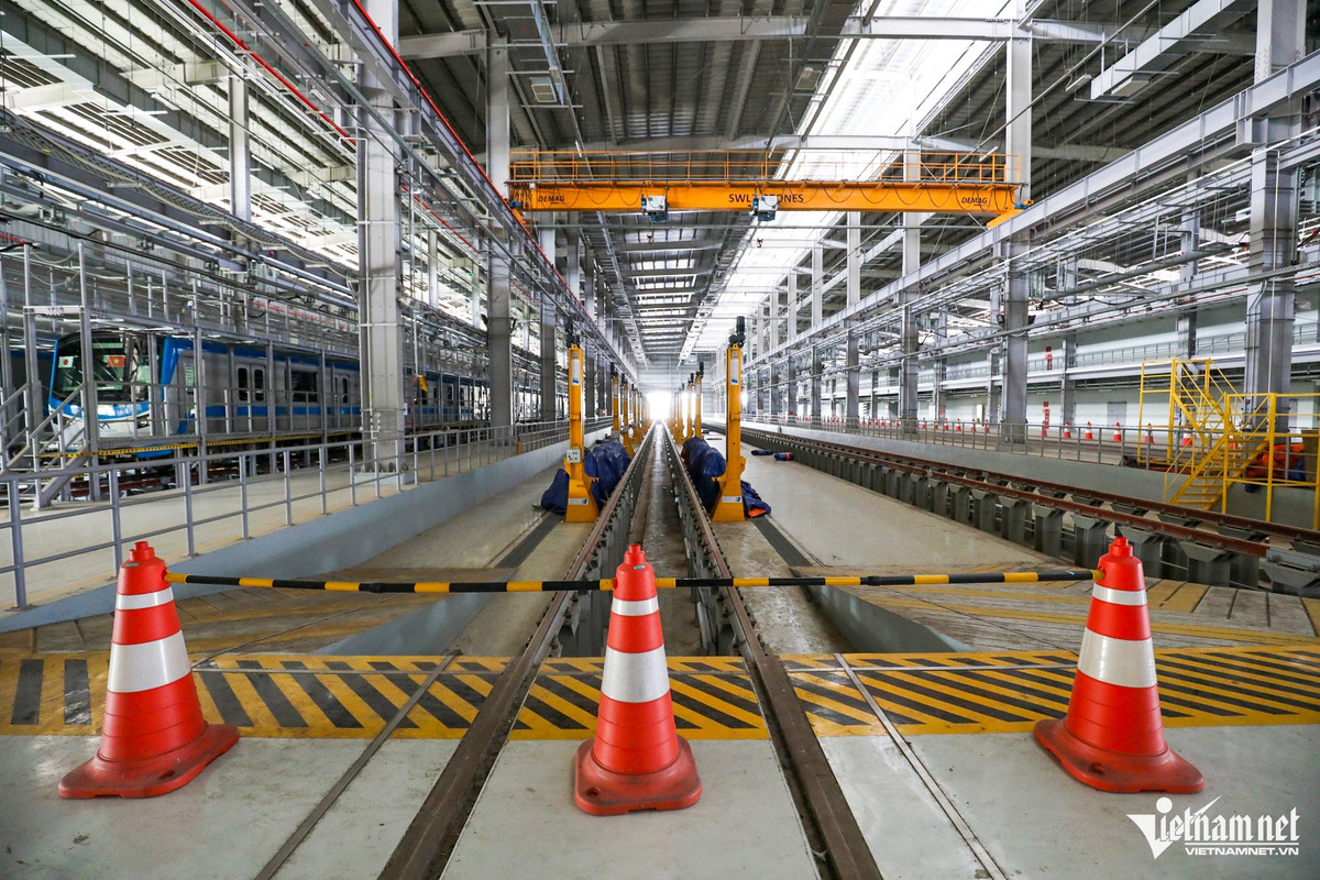 Bên trong nhà xưởng với hệ thống khung, cầu trục để lắp đặt các máy móc cần thiết cho việc sửa tàu. Dưới nền nhà xưởng chia thành nhiều đường ray khổ ‎1,43m cho tàu chạy vào.