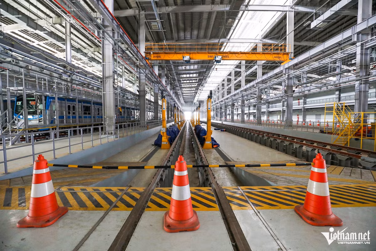 Bên trong nhà xưởng với hệ thống khung, cầu trục để lắp đặt các máy móc cần thiết cho việc sửa tàu. Dưới nền nhà xưởng chia thành nhiều đường ray khổ ‎1,43m cho tàu chạy vào.