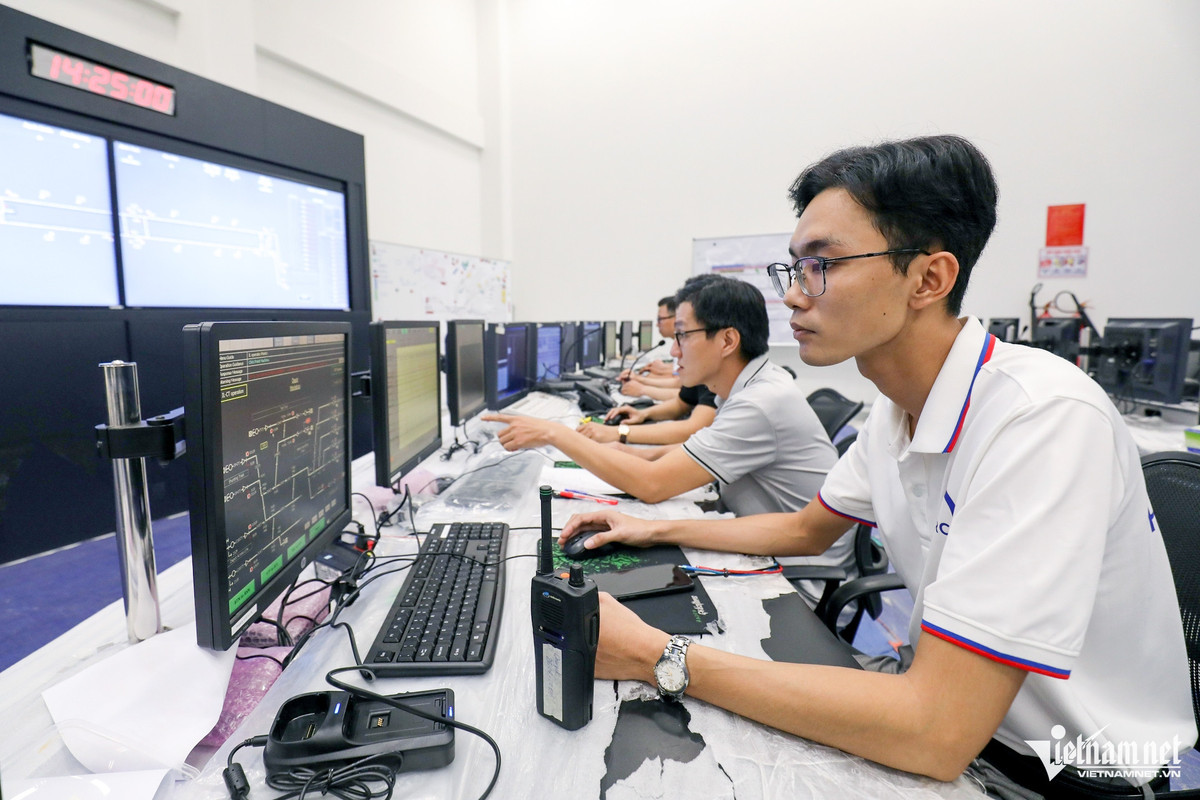 Trong phòng có 5 dãy máy tính cùng các màn hình lớn để cập nhật và theo dõi thông tin điều hành. Mỗi dãy máy có từ 1 đến 2 nhân sự phụ trách các bộ phận như: điều độ thương mại – hành khách, giao thông (chịu trách nhiệm toàn tuyến), điều độ depot (chịu trách nhiệm đưa tàu bảo dưỡng, vệ sinh, hỗ trợ giao thông khi xảy ra sự cố), thiết bị (giám sát tất cả thiết bị trên hệ thống).