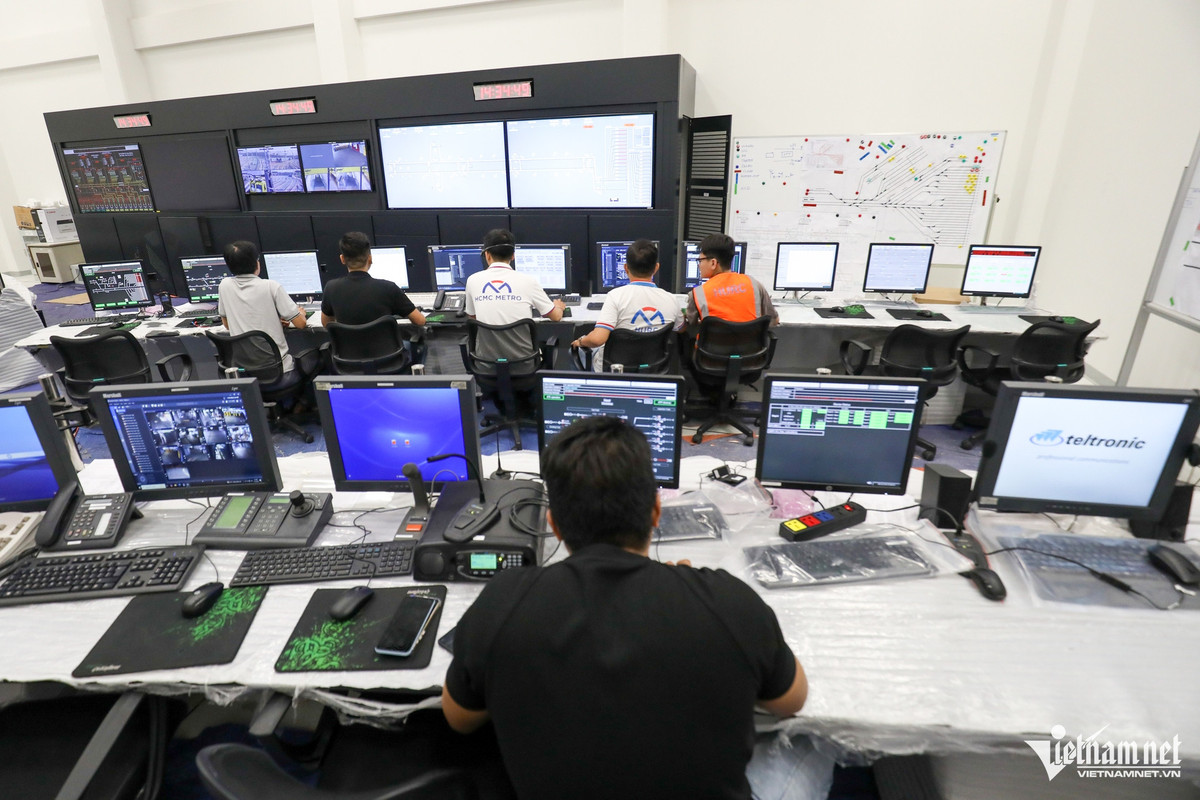 Ở phòng điều độ, 6 nhân viên của kíp trực thứ nhất (tổng 24 nhân sự) bước vào phòng, ngồi trước máy tính để chuẩn bị cho chuyến tàu đầu tiên trong ngày. Đây là điểm kết nối giữa các điểm, tuyến và bộ phận khác trong chuỗi vận hành chung của tuyến metro số 1.