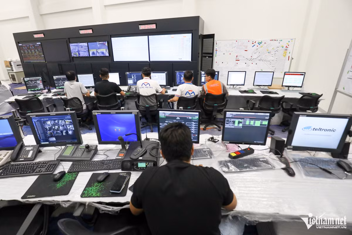 Ở phòng điều độ, 6 nhân viên của kíp trực thứ nhất (tổng 24 nhân sự) bước vào phòng, ngồi trước máy tính để chuẩn bị cho chuyến tàu đầu tiên trong ngày. Đây là điểm kết nối giữa các điểm, tuyến và bộ phận khác trong chuỗi vận hành chung của tuyến metro số 1.