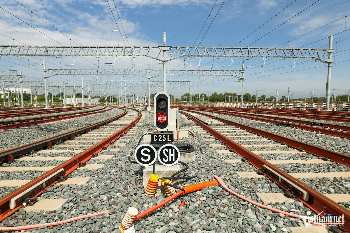 Mỗi đường tàu đều có rãnh thoát nước chạy song song.