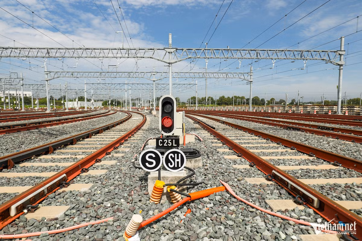 Mỗi đường tàu đều có rãnh thoát nước chạy song song.