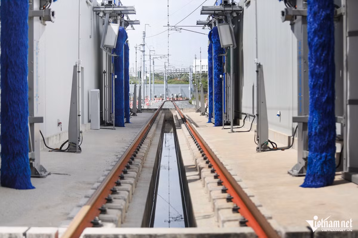 Gần nhà xưởng là khu rửa tàu hiện đã hoàn thiện đường ray, bộ khung, đường dẫn nước, hệ thống vệ sinh, đèn tín hiệu.