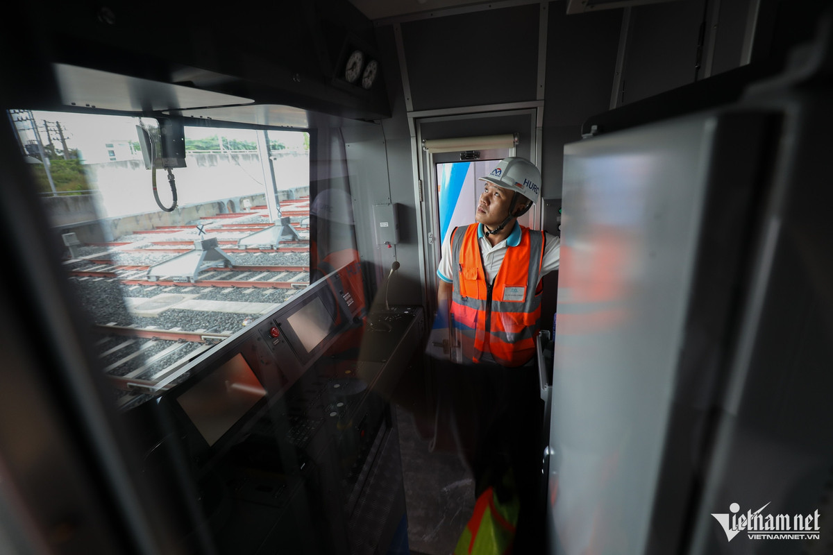 Anh Mai Văn Chánh (quản lý lái tàu metro số 1) thực hiện công tác kiểm tra khu vực buồng lái. Trước khi điều khiển tàu, người lái phải thực hiện quy trình kiểm tra an toàn. Quy trình này phải mất từ 30 - 40 phút mỗi ngày.