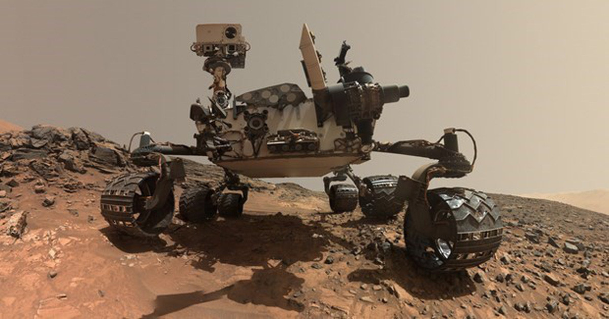Robot tự hành Curiosity đã giúp NASA nghiên cứu sao Hỏa hơn 12 năm, cũng chịu một số hư hại nghiêm trọng trong năm nay. Những hình ảnh công bố hồi tháng 9 cho thấy một loạt lỗ thủng trên bánh xe giữa bên phải của robot, bao gồm vết rách lớn làm lộ thiết bị bên trong bánh xe. Ảnh:NASA