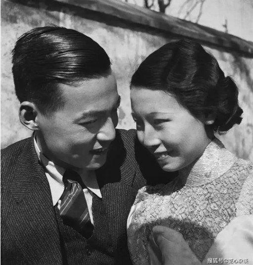 Cặp nam nữ trong ảnh ăn mặc rất chỉn chu, người đàn ông mặc vest, người phụ nữ mặc sườn xám, toát lên vẻ lãng mạn của Thượng Hải những năm 1930.