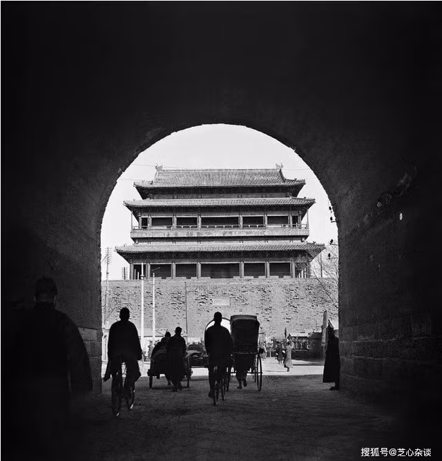 Bức ảnh này chụp cổng Sùng Văn vào những năm 1930. Đó là một trong bốn khu phố cổ của Bắc Kinh. Hiện nay, cổng này đã bị phá bỏ và không còn tồn tại nữa.