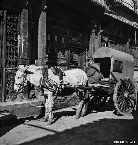 Vào những năm 1930, mặc dù đã là thời kỳ Trung Hoa Dân Quốc nhưng cảnh tượng trên đường phố vẫn còn rất truyền thống. Quá trình hiện đại hóa đô thị diễn ra rất chậm. Nhiều nơi trông vẫn như thời kỳ phong kiến, không có nhiều thay đổi.