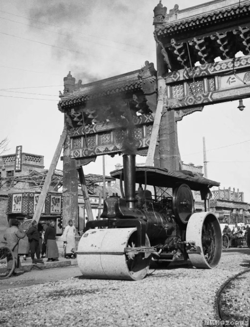 Điều bất ngờ là ngay từ những năm 1930, trên đường phố Bắc Kinh đã xuất hiện xe lu.