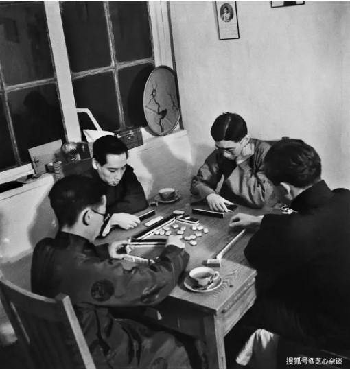 Ngay cả vào những năm 1930, các hoạt động giải trí của mọi người cũng không có nhiều thay đổi. Bốn người đàn ông trong ảnh thuộc tầng lớp trung lưu và họ đang tụ tập chơi mạt chược để giải trí.