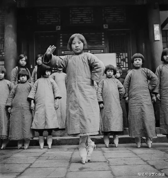 Vào những năm 1930, vẫn còn một nhóm phụ nữ ăn mặc chỉnh tề biểu diễn văn nghệ. Tuy nhiên, điều gây sốc là tất cả họ đều bó chân, một dấu ấn đặc biệt của xã hội thời đó.