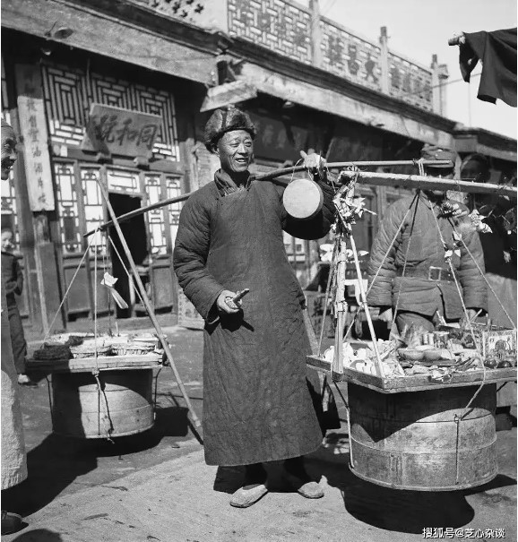 Người đàn ông này đang gánh hàng rong bán đồ ăn vặt trên phố. Dù công việc khá vất vả nhưng nụ cười trên khuôn mặt ông toát lên vẻ chất phác và mãn nguyện. Những bức ảnh cũ quý giá này đã cho thấy một Trung Quốc cách đây 90 năm mà ít người biết đến. Chúng cho phép chúng ta nhìn thoáng qua cuộc sống của người dân thời bấy giờ. Những hình ảnh này không chỉ khiến người ta cảm thán trước sự trôi chảy của thời gian mà còn khiến chúng ta thêm trân trọng hiện tại.
