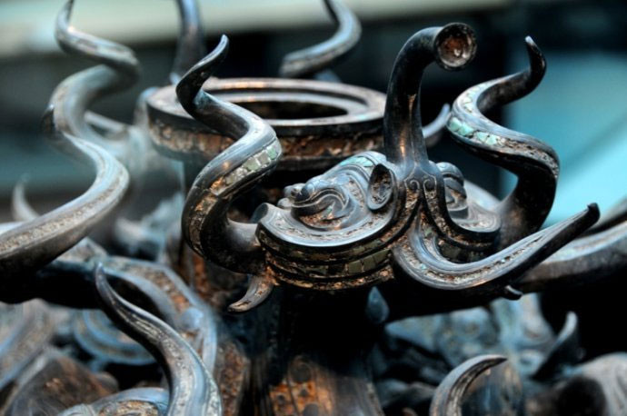 Bảo vật này bao gồm rất nhiều tượng rồng, trong đó có 16 tượng rồng lớn và hàng chục tượng rồng nhỏ. Dù chế tác bằng đồng nhưng hàng trăm con rồng này sống động như thật, tạo được cảm xúc linh diệu, thu hút người xem rất mạnh. Chúng tinh xảo, phức tạp đến mức hoàn hảo và được giới nghệ nhân nhận định là báu vật đỉnh cao nhất của nghệ thuật luyện đồng thời cổ đại. Ảnh: Xinhua