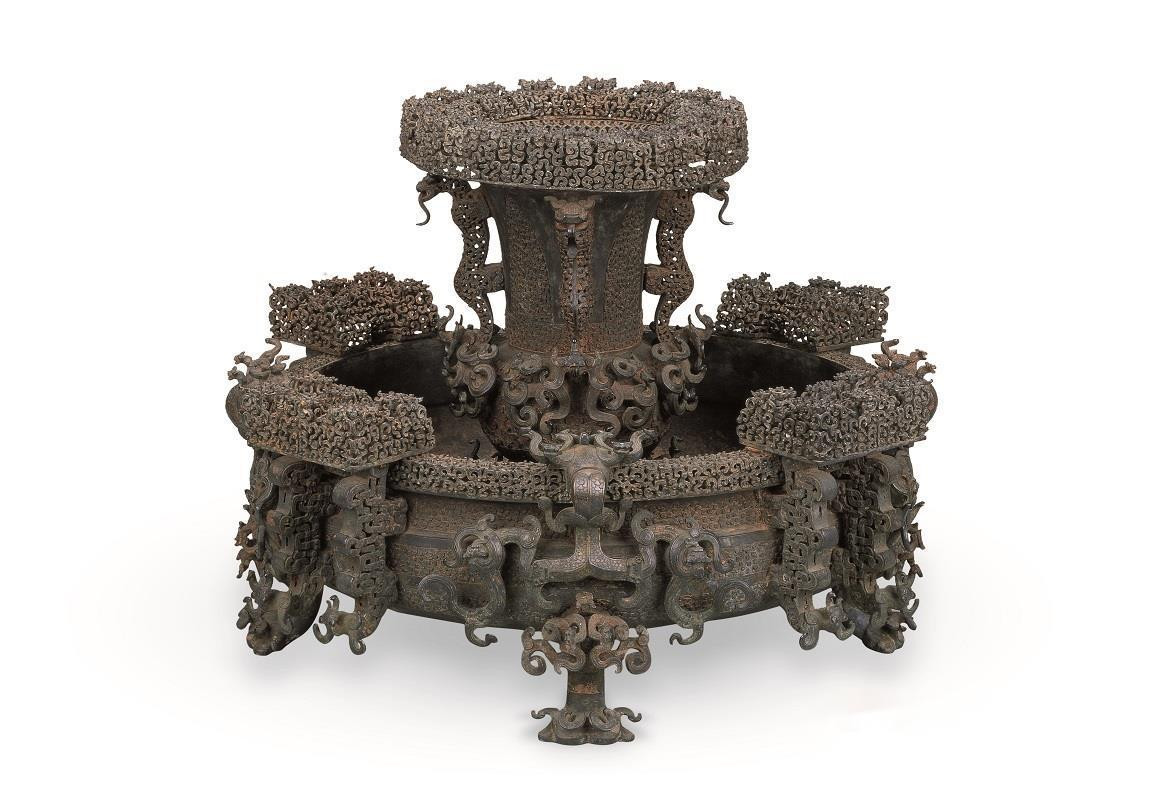 Tiếp đến cũng là một bảo vật độc nhất vô nhị được là là Tôn Hầu Ất Tôn Bàn, cao 42 cm, đường kính 58 cm và nặng 30 kg. Tôn Bàn bao gồm 2 phần là chén rượu và đĩa. Hai phần này được chế tác có thể tháo rời và rất linh hoạt. Đặc biệt là có hơn nghìn con thú lạ được chế tác tinh xảo, chẳng hạn như rắn, rồng, lân…Ảnh: Xinhua