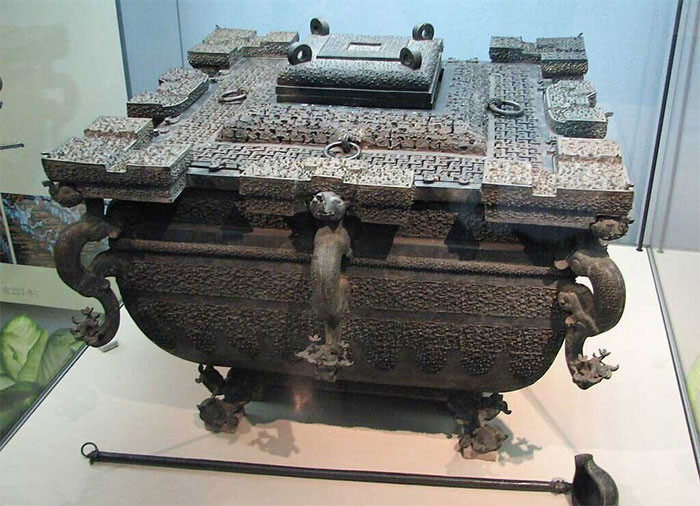 Cuối cùng là một món đồ được mô tả trong sách cổ "Chu Lễ" dùng để lưu trữ thức ăn gọi là "băng giám". Băng giám ở bên trong trống rỗng, đổ nước vào rồi sau đó để thức ăn vào bên trong, giữ cho đồ ăn tươi ngon, không bị thiu trong một thời gian lâu. Ảnh: Xinhua