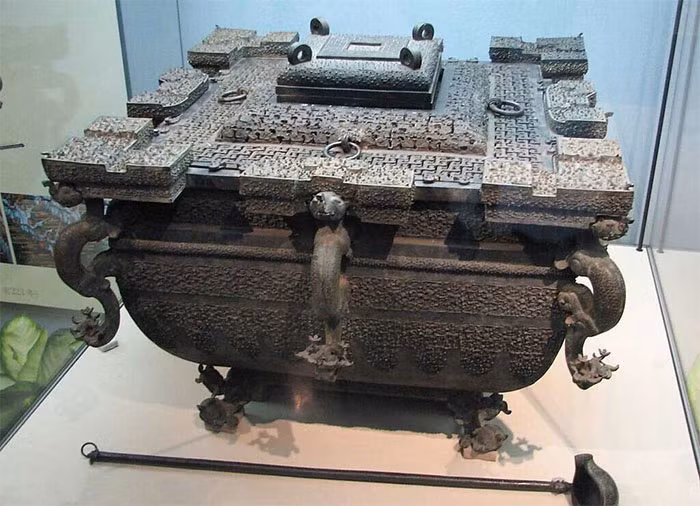 Cuối cùng là một món đồ được mô tả trong sách cổ "Chu Lễ" dùng để lưu trữ thức ăn gọi là "băng giám". Băng giám ở bên trong trống rỗng, đổ nước vào rồi sau đó để thức ăn vào bên trong, giữ cho đồ ăn tươi ngon, không bị thiu trong một thời gian lâu. Ảnh: Xinhua