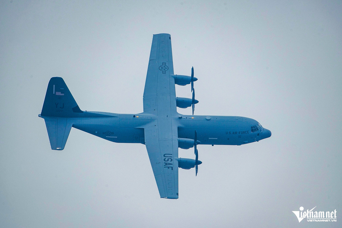 Đầu chiều ngày 15/12, máy bay C-130 bay vòng quanh Sân bay Gia Lâm (Hà Nội) trước khi đáp xuống sân bay này.