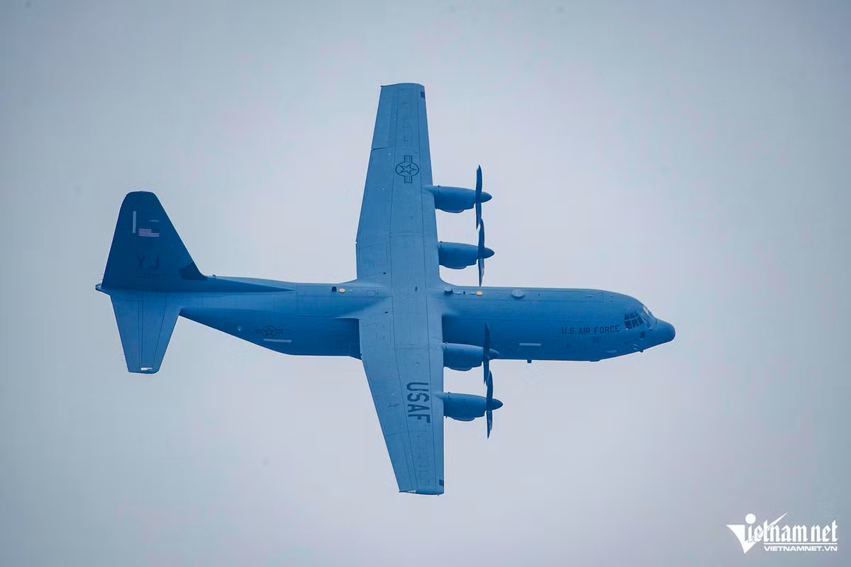 Đầu chiều ngày 15/12, máy bay C-130 bay vòng quanh Sân bay Gia Lâm (Hà Nội) trước khi đáp xuống sân bay này.