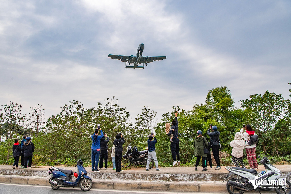 Xung quanh sân bay Gia Lâm, nhiều người dân và giới nhiếp ảnh chờ sẵn từ trước để săn hình.
