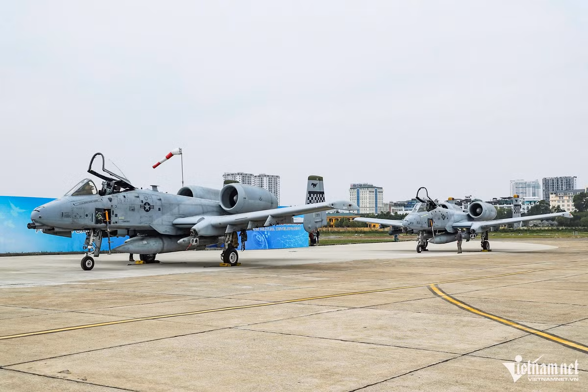 Đến 12h15, thêm một chiếc máy bay A-10 thứ hai đáp xuống sân bay Gia Lâm.