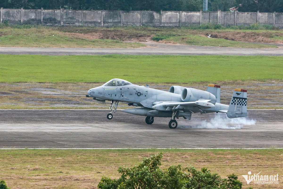 Máy bay A-10 có chiều dài 16,26m; chiều cao 4,47m, sải cánh 17,53m.