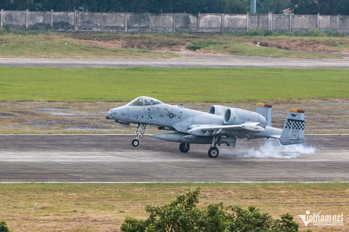 Máy bay A-10 có chiều dài 16,26m; chiều cao 4,47m, sải cánh 17,53m.