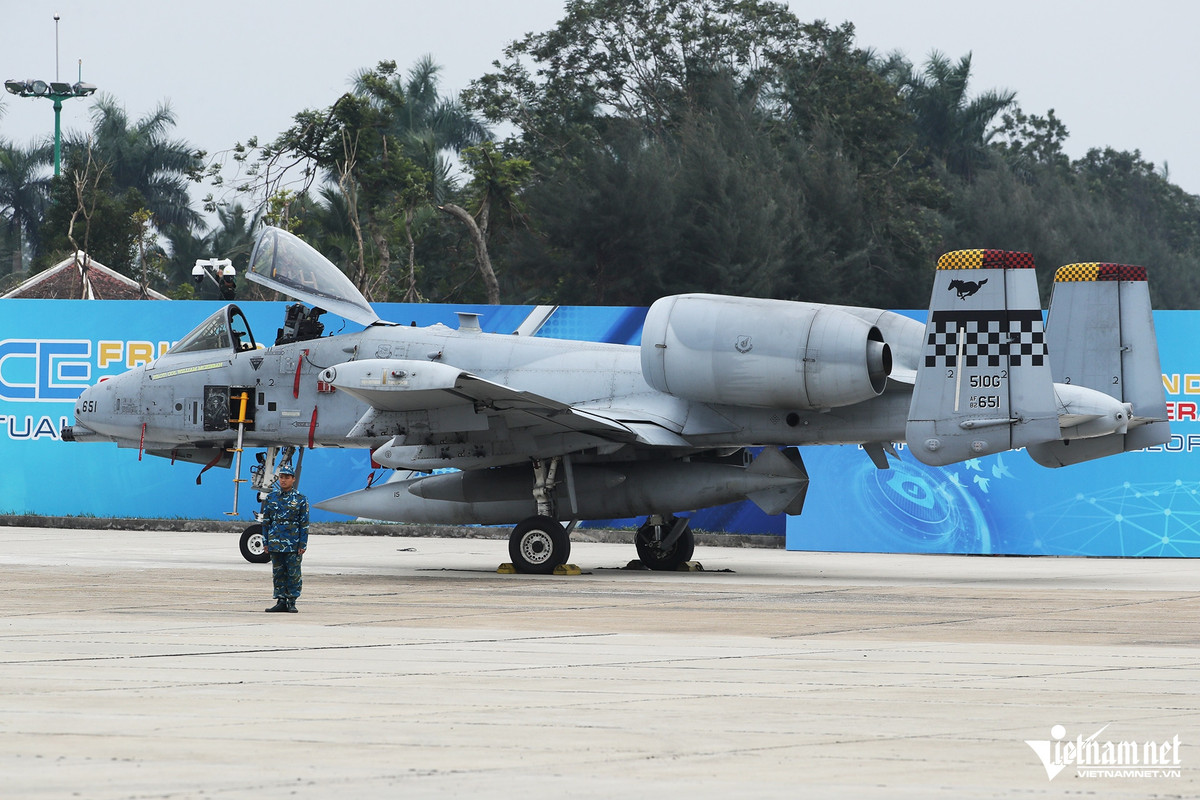 Tại Triển lãm Quốc phòng quốc tế Việt Nam 2024, đối tác từ Mỹ trưng bày hai máy bay A-10, một máy bay C-130, một xe thiết giáp stryker, một pháo M777 trên diện tích 3.000m2.