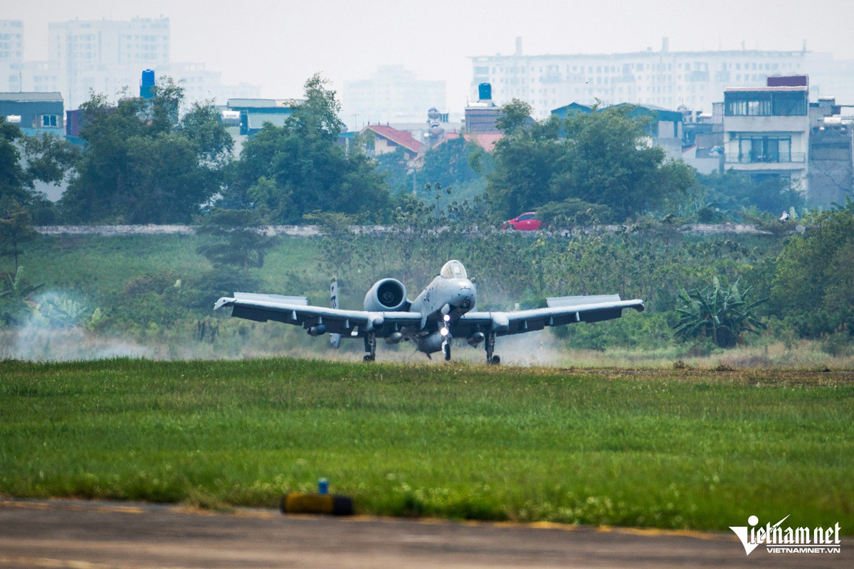 Máy bay A-10 còn có biệt danh Thunderbolt II "Thần sấm 2" là cường kích cận âm hai động cơ, được thiết kế để hỗ trợ không lực tầm gần cho lực lượng mặt đất.
