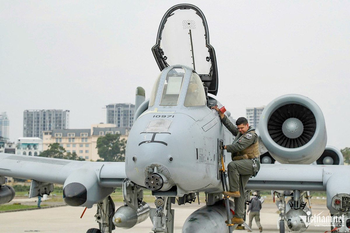 A-10 có khả năng mang theo tên lửa không đối không để tự vệ trước phản lực hoặc trực thăng đối phương. Khả năng mang vũ khí của A-10 tối đa có thể lên tới 7,2 tấn các loại dưới 11 giá treo.