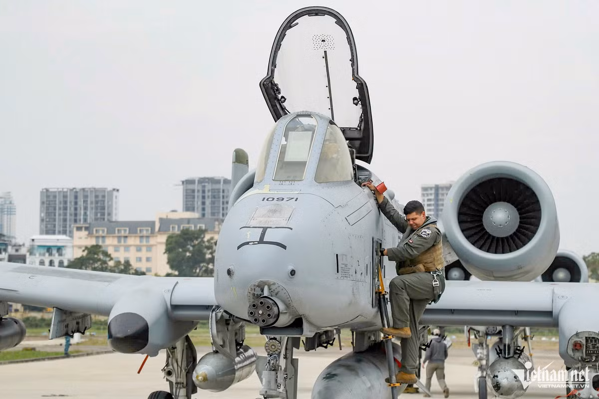 A-10 có khả năng mang theo tên lửa không đối không để tự vệ trước phản lực hoặc trực thăng đối phương. Khả năng mang vũ khí của A-10 tối đa có thể lên tới 7,2 tấn các loại dưới 11 giá treo.