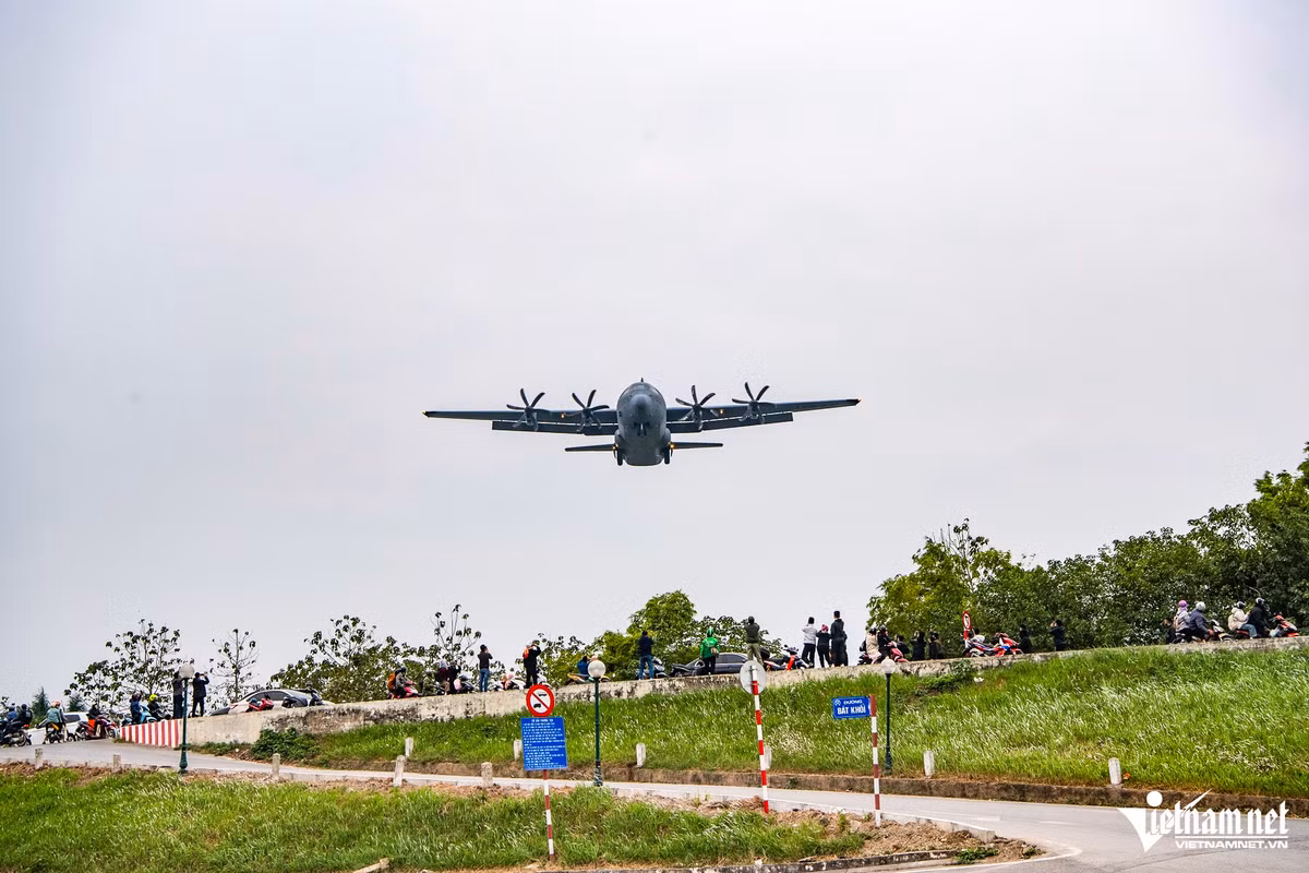 C-130 là máy bay vận tải lớn nhất cỡ lớn của Quân đội Mỹ được mệnh danh là "ngựa thồ". Nhiều người dân khi biết thông tin đã đón sẵn ở bờ đê sông Hồng khu vực gần sân bay Gia Lâm để chụp ảnh.