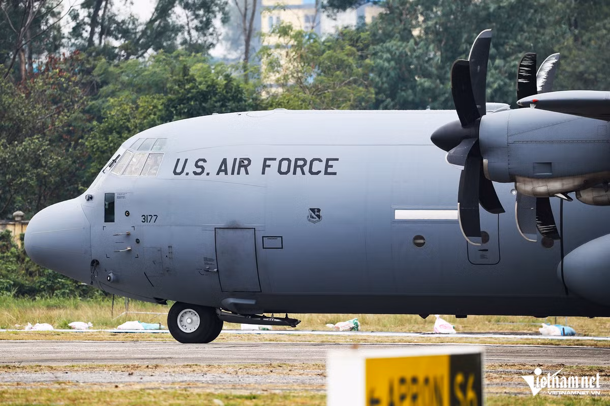 Phần thân của C-130 có khả năng tùy biến khá linh hoạt giúp đáp ứng được nhiều vai trò bao gồm máy bay yểm trợ hỏa lực mặt đất, tìm kiếm cứu hộ, tiếp nhiên liệu trên không, trinh sát hay cứu hỏa. "Ngựa thồ" đã nhiều lần xuất hiện ở sân bay Nội Bài để chuyên chở hàng hóa mỗi dịp đoàn Tổng thống Mỹ chuẩn bị sang thăm chính thức Việt Nam.