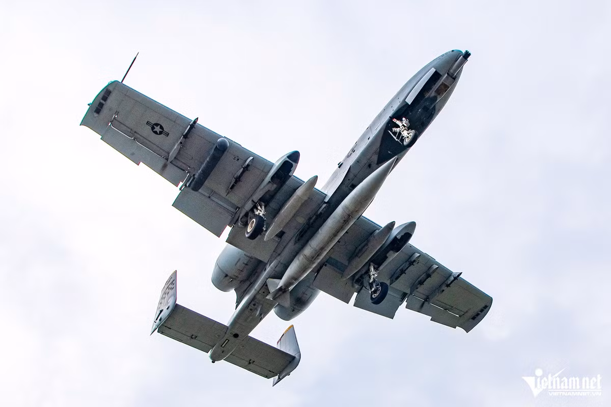 Trước đó, khoảng 11h50 cùng ngày, chiếc cường kích A-10 Thunderbolt II xuất hiện trên bầu trời Hà Nội.