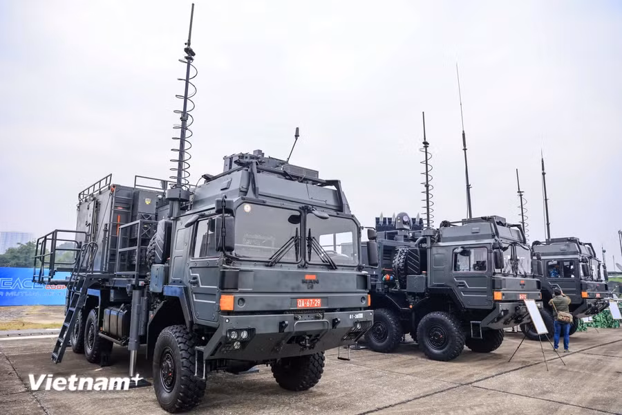 Các vũ khí trang bị thế hệ mới đã được biên chế tới đơn vị ngày càng nhiều, góp phần "không để Tổ quốc bị bất ngờ trong các tình huống", cảnh báo sớm, từ xa, cung cấp tham số chính xác cho các đơn vị hỏa lực sẵn sàng khai hỏa đánh chặn mục tiêu. Ảnh: Hoài Nam/Vietnamplus.
