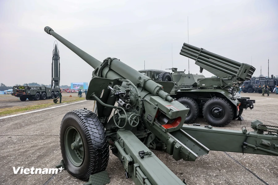 Với số lượng lớn trang bị vũ khí, khí tài đa dạng, nhiều chủng loại, triển lãm hứa hẹn đem đến nhiều bất ngờ, thu hút sự quan tâm của các đối tác cũng như khách tham quan. Ảnh: Hoài Nam/Vietnamplus.