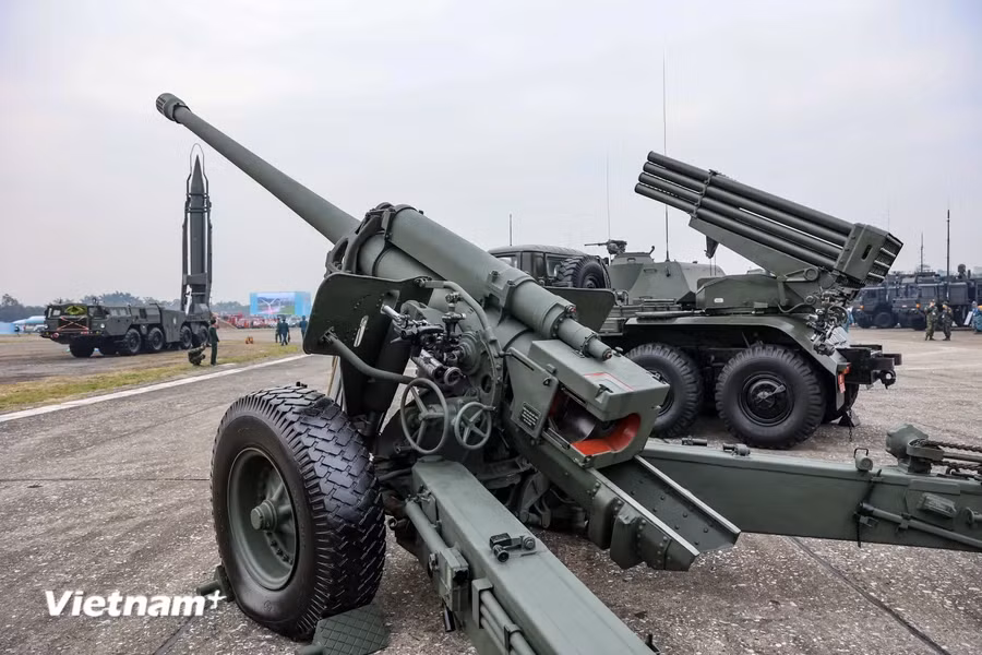 Với số lượng lớn trang bị vũ khí, khí tài đa dạng, nhiều chủng loại, triển lãm hứa hẹn đem đến nhiều bất ngờ, thu hút sự quan tâm của các đối tác cũng như khách tham quan. Ảnh: Hoài Nam/Vietnamplus.