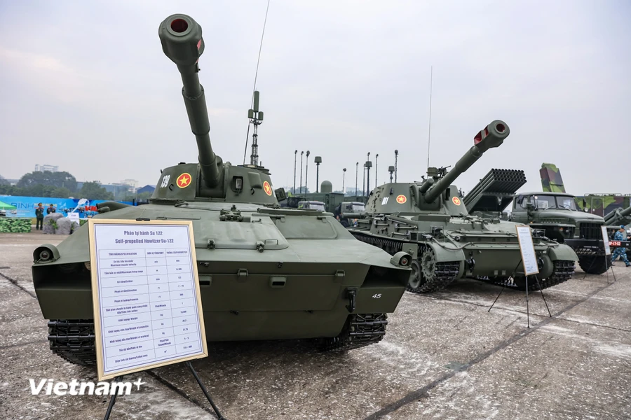 Xe tăng chiến đấu chủ lực T-90/SK của Quân đội Nhân dân Việt Nam góp mặt cùng xe tăng T-62, các loại pháo tự hành, xe chiến đấu bộ binh, xe cơ giới tại khu trưng bày ngoài trời ở Triển lãm Quốc phòng Quốc tế Việt Nam 2024. Ảnh: Hoài Nam/Vietnamplus.