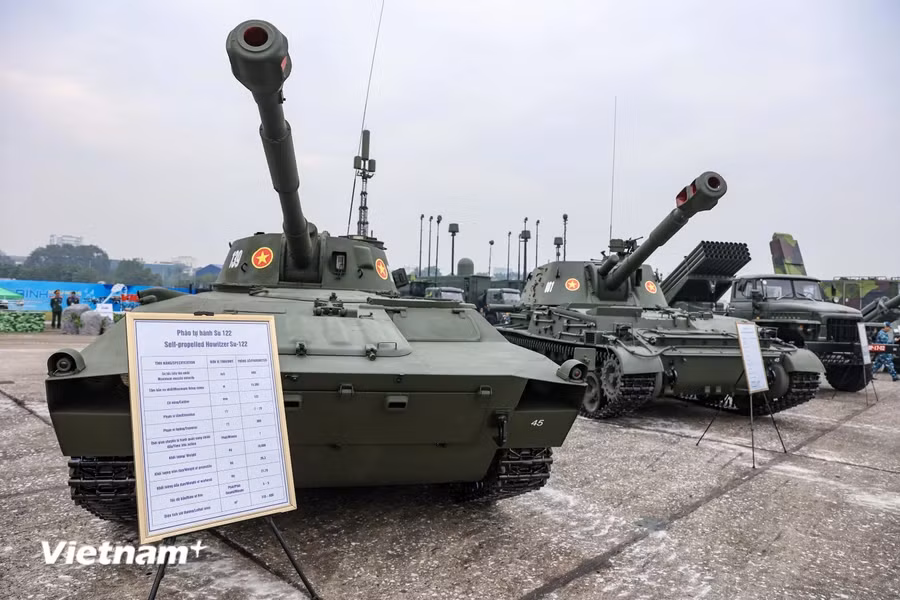 Xe tăng chiến đấu chủ lực T-90/SK của Quân đội Nhân dân Việt Nam góp mặt cùng xe tăng T-62, các loại pháo tự hành, xe chiến đấu bộ binh, xe cơ giới tại khu trưng bày ngoài trời ở Triển lãm Quốc phòng Quốc tế Việt Nam 2024. Ảnh: Hoài Nam/Vietnamplus.