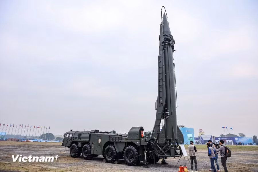 Tổ hợp tên lửa Scud-B, tên lửa có tầm bắn tối đa 300km, trọng lượng tối đa 5.860 kg, diện tích sát thương cao nhất từ 4-6ha. Ảnh: Hoài Nam/Vietnamplus.