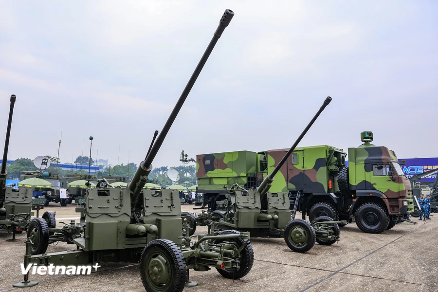 Khu vực trưng bày các loại pháo do Việt Nam sản xuất, cải tiến. Ảnh: Hoài Nam/Vietnamplus.