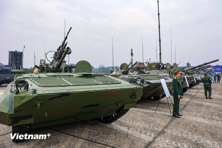 Bên cạnh là khối trưng bày các loại xe tăng, thiết giáp. Ảnh: Hoài Nam/Vietnamplus