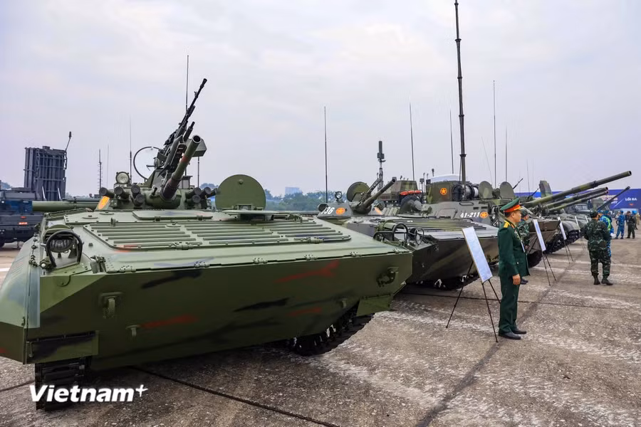 Bên cạnh là khối trưng bày các loại xe tăng, thiết giáp. Ảnh: Hoài Nam/Vietnamplus